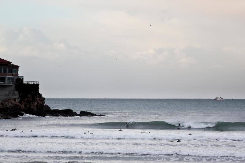 Los asturianos desafían la jornada de frío, lluvia y viento