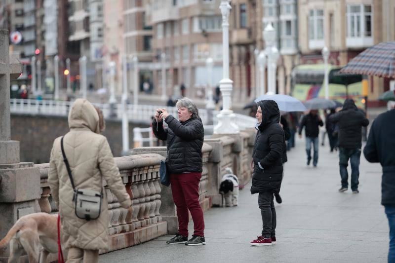 Los asturianos desafían la jornada de frío, lluvia y viento