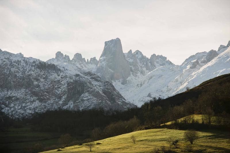 Los asturianos desafían la jornada de frío, lluvia y viento