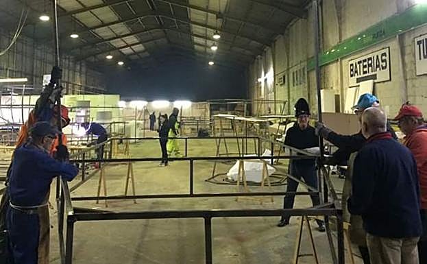 Las peñas comienzan a preparar los artilugios del Antroxu