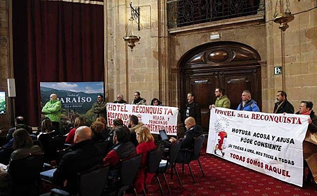 Protesta de la Asamblea de Trabajadores en Lucha y el colectivo 'Todos somos Raquel' en el Hotel de la Reconquista