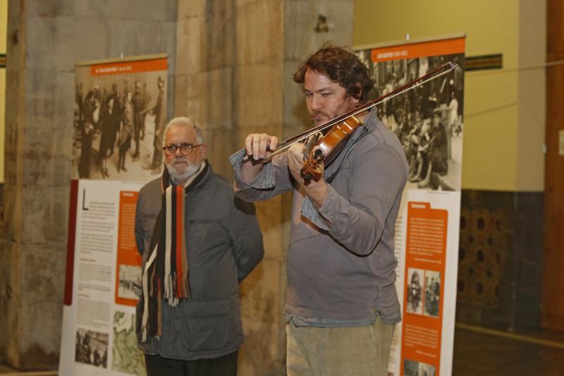 El patio del Centro de Cultura Antiguo Instituto acoge hasta el 10 de febrero esta muestra que rememora el acontecimiento central del siglo XX