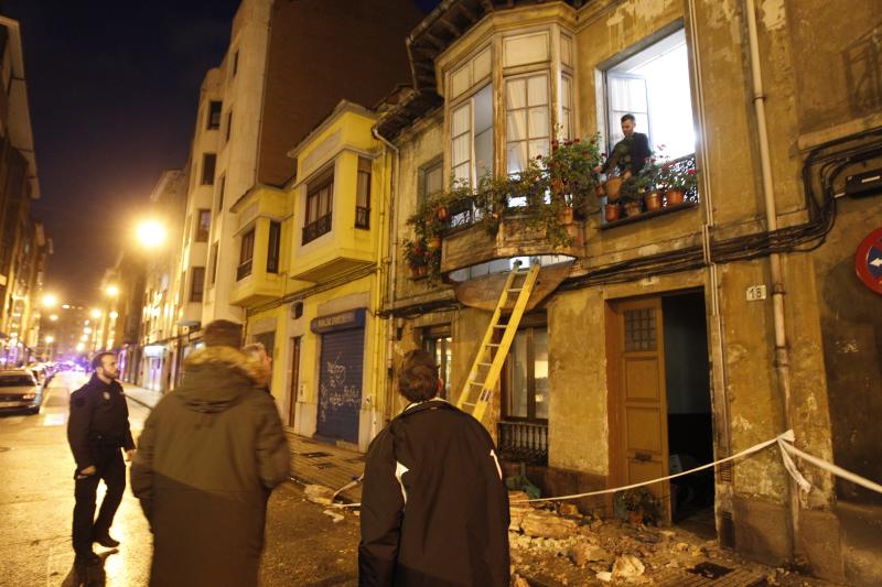 El desplome de una terraza en Gijón deja a una mujer herida