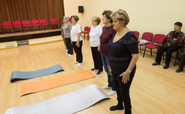 Una clase de pilates, en el Centro de Mayores de Las Meanas. 