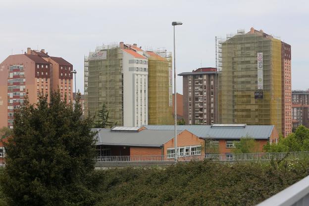 Rehabilitación de fachadas en el polígono de Pumarín.