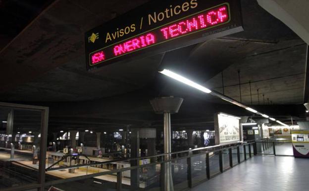 Estación de tren de Oviedo con el aviso de los retrasos en las líneas.