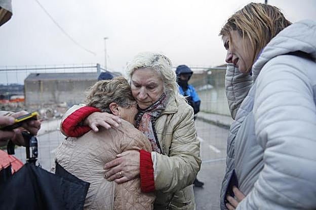 Varios afectados por el derribo de la vivienda y las naves industriales se lamentan frente a dos agentes de la Policía.