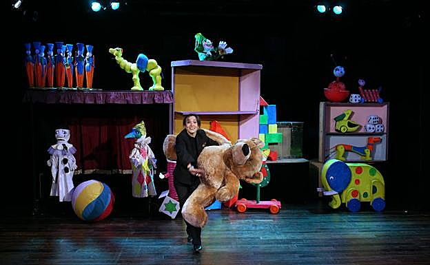 Una actriz y varios títeres llevarán a las tablas del Teatro Filarmónica la ópera ‘La caja de los juguetes’, de Títeres Etcétera. 