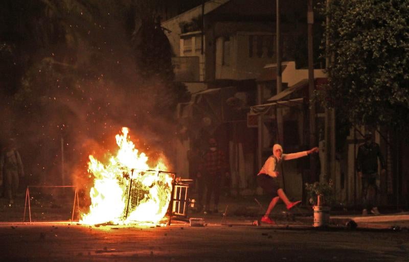 Manifestantes tunecinos se enfrentan a las fuerzas de seguridad en Siliana.