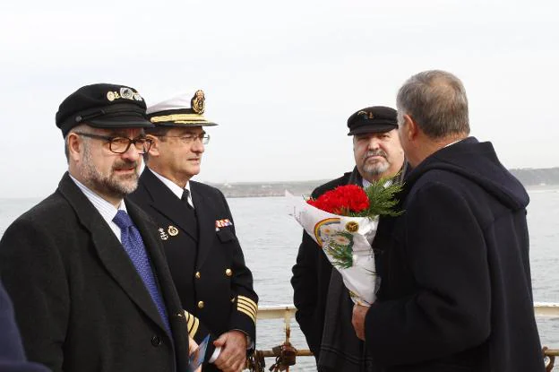 Quintanilla, junto al comandante naval de Gijón, Carlos Orueta, el vicepresidente tercero de la cofradía, José Antonio Villabrille, y Gabriel Portal, presidente de la Fundación Philippe Cousteau. 