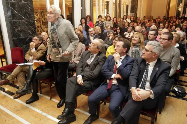 El artista gijonés Jaime Herrero fue uno de los lectores de poemas en la sesión de la tarde. 