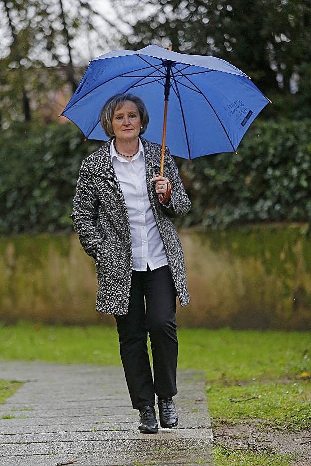 Soledad Lafuente pasea por las inmediaciones de la iglesia de San Julián en Somió. 