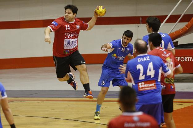 Santi Acetti, en un ataque del partido de ayer. 