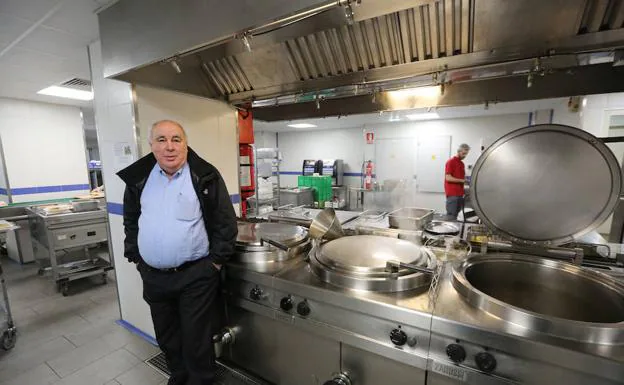 Fernando Alonso, en la cocina del Hospital San Agustín.
