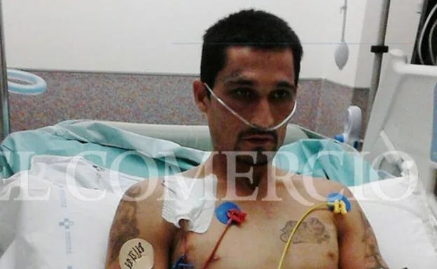 Gonzalo Montoya ingresado en el hospital, en una imagen tomada y cedida por su familia. 