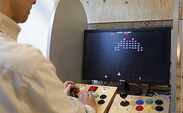 JuanJosé Ovies, a los mandos de uno de los videojuegos de la ‘Time Machine’.