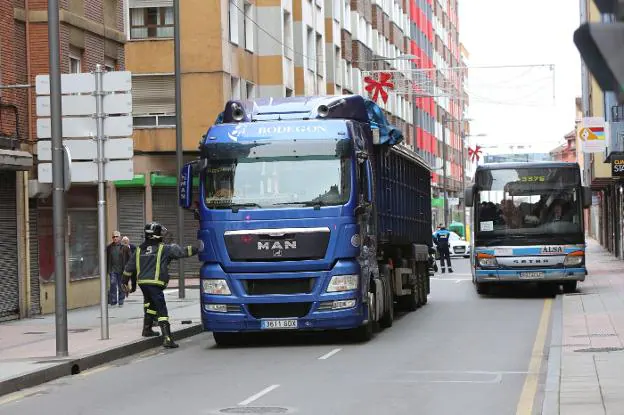 El camión de carga quedó parado en la calle Llano Ponte, provocando atascos. 