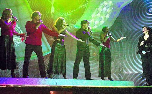 Rosa López representó a España en Eurovisión en 2002, acompañada de Gisela, Geno, Chenoa, David Bisbal y David Bustamante. 