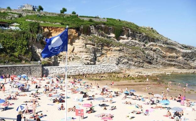 Playa de El Sablón de Llanes, distinguida con la Bandera Azul