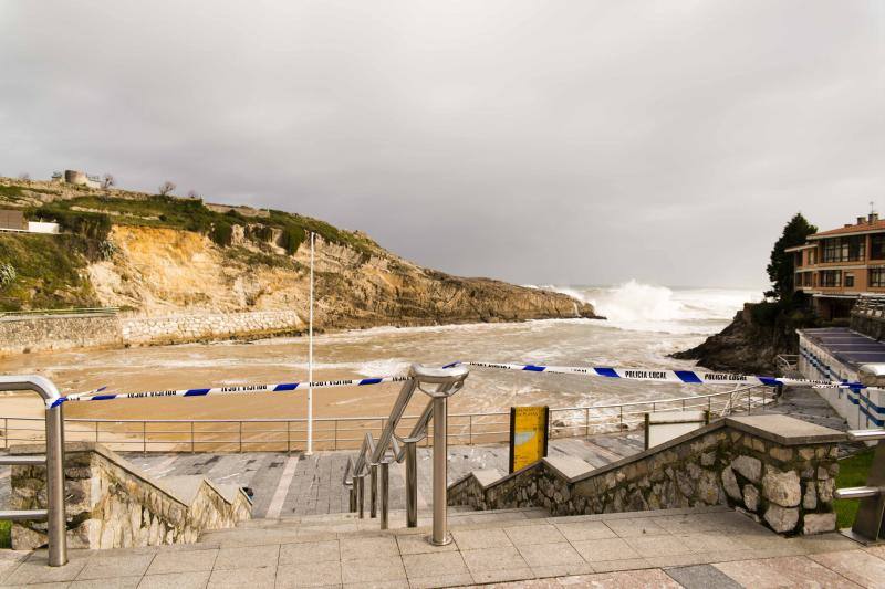 El Principado ha registrado olas de cerca de 13 metros que han provocado destrozos en algunos puntos del litoral