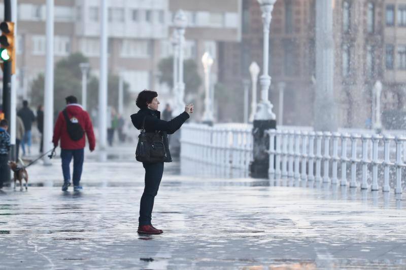 El Principado ha registrado olas de cerca de 13 metros que han provocado destrozos en algunos puntos del litoral