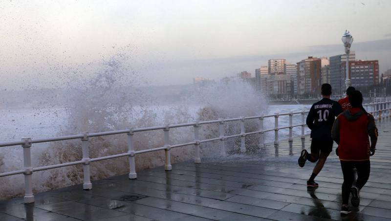 El Principado ha registrado olas de cerca de 13 metros que han provocado destrozos en algunos puntos del litoral