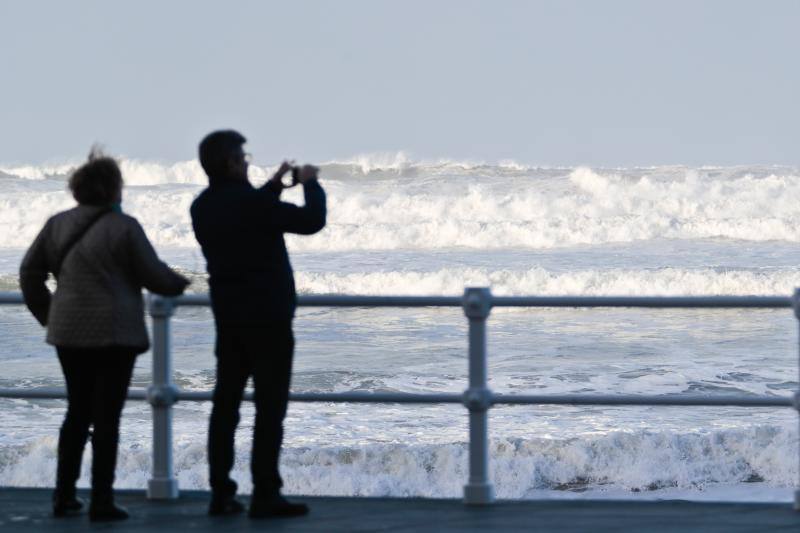 El Principado ha registrado olas de cerca de 13 metros que han provocado destrozos en algunos puntos del litoral