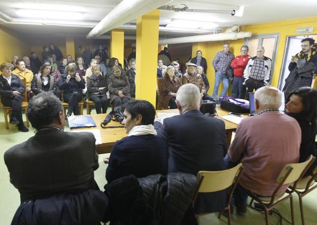 Reunión de Manuel Arrieta y técnicos municipales celebrada ayer con los vecinos de Monteana. 