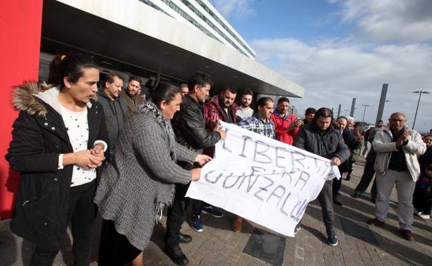 Familiares de Gonzalo Montoya, en el hospital. 