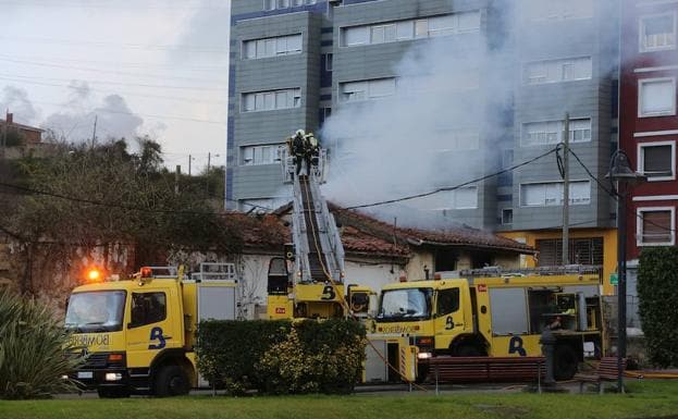 Arde una casa en la avenida de Oviedo de Avilés
