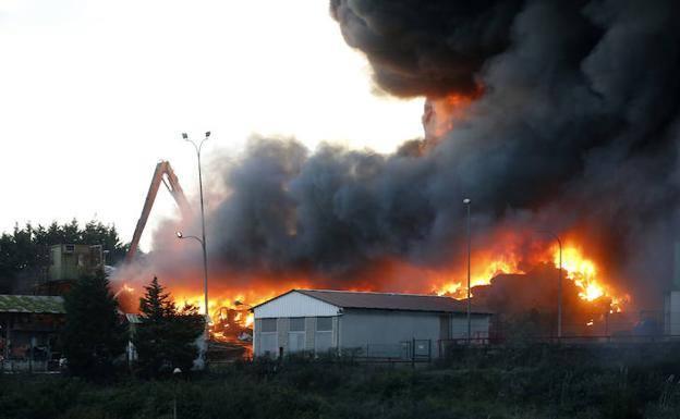 Incendio en las instalaciones de desguace Riestra.