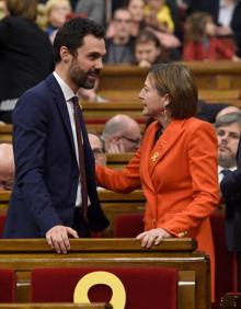 Imagen secundaria 2 - Inés Arrimadas, cuando ha pedido que no se tengan en cuenta los votos delegados. Debajo, Marta Rovira observa uno de los lazos en los escaños y el saludo entre Torrent y Forcadell.