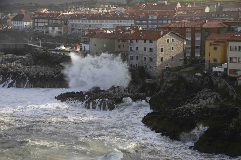 Las espectaculares imágenes del oleaje en Asturias
