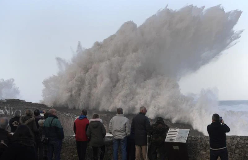 Las espectaculares imágenes del oleaje en Asturias