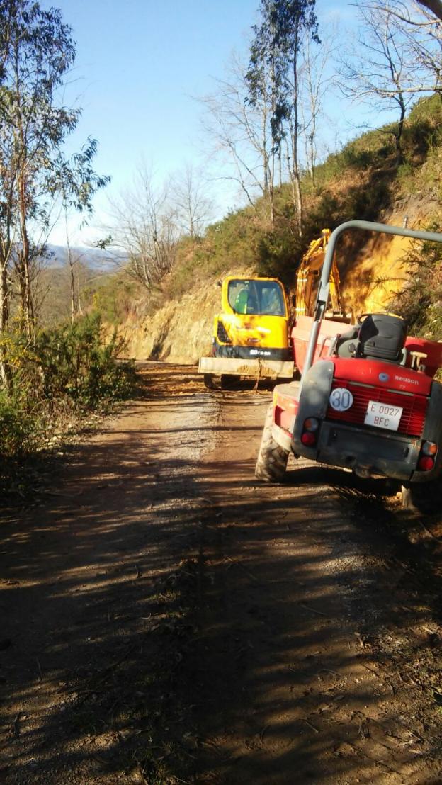 Las máquinas trabajan en una de las pistas mejoradas. 