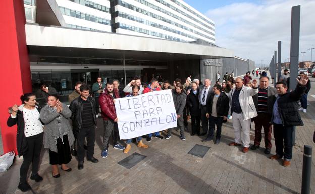 Una treintena de familiares y amigos de Gonzalo Montoya reclamaron su libertad ante el HUCA.