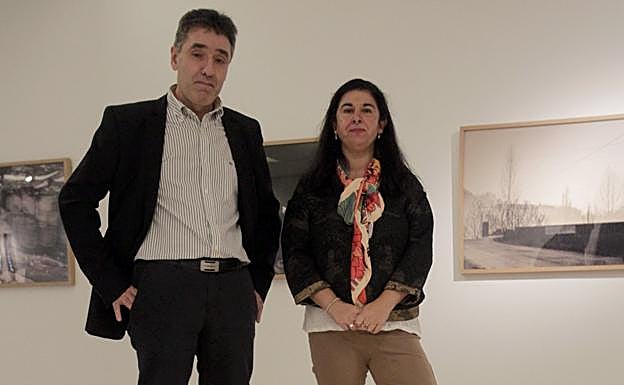 Ángel Argüelles y María Fernanda Fernández, ante una de las obras de la exposición sobre San Claudio que hay en el Arqueológico. 