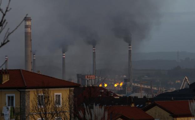 El humo negro cubrió las zonas cercanas a baterías y era visible desde buena parte de Avilés