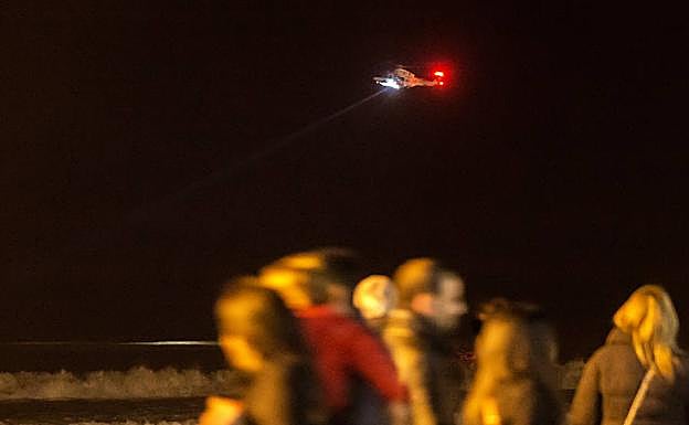 Salvamento Marítimo busca a un surfista en la playa de San Lorenzo.