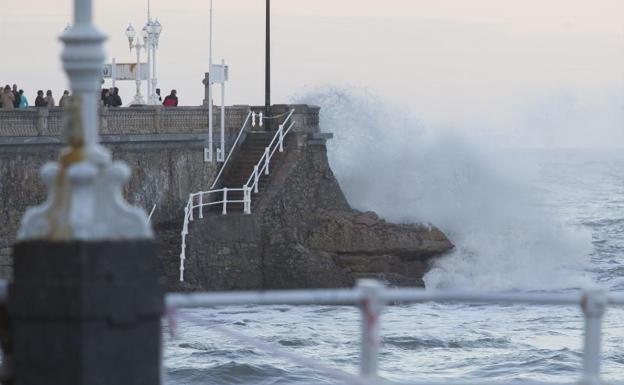 Imagen. Las olas superaron los siete metros de altura en la bahía gijonesa.