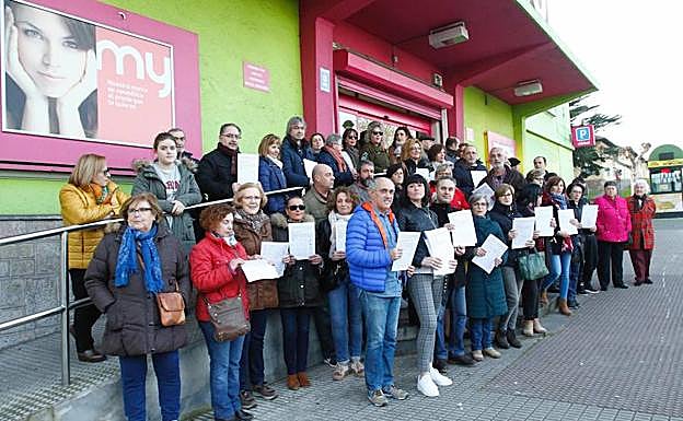 Un numeroso grupo de vecinos respaldó ayer a los trabajadores de El Árbol en la presentación de las firmas.