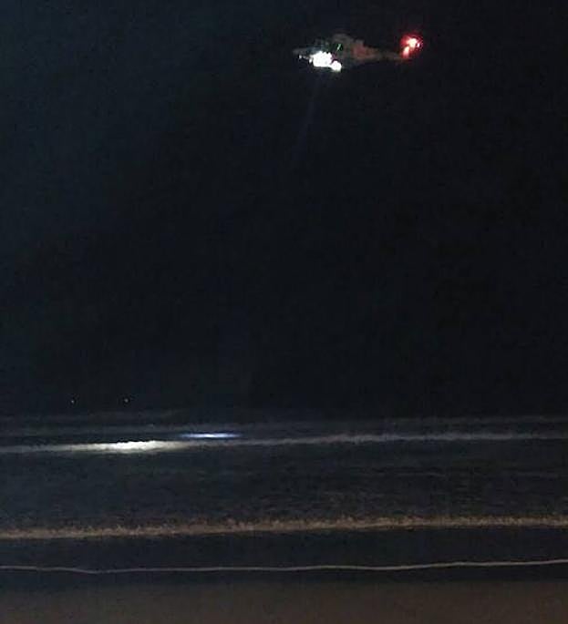 Salvamento Marítimo busca a un surfista en la playa de San Lorenzo.