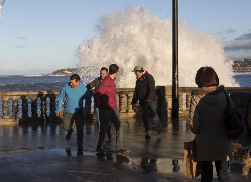 La boya de Puertos del Estado fondeada frente a la bahía gijonesa registró una ola de 7,51 metros de altura