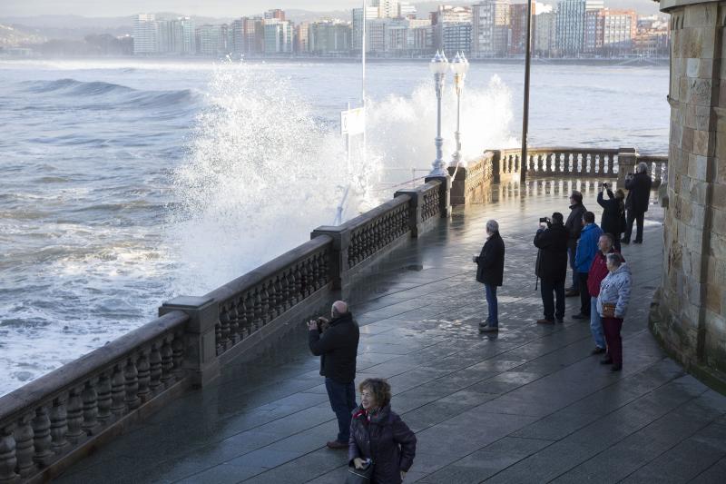 La boya de Puertos del Estado fondeada frente a la bahía gijonesa registró una ola de 7,51 metros de altura