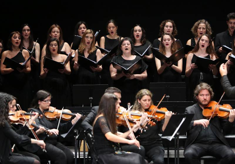 La asociación cultural Serondaya celebró sus doce años de historia con un mágico concierto en el Teatro Jovellanos en el que actuaron Víctor Manuel como cabeza de cartel, Dana Raz, el León de Oro, Andreas Prittwitz y la Orquesta de Cámara de Siero. Todos juntos compusieron el elenco de esta gran fiesta de la música y la cultura