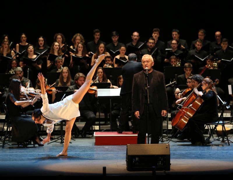 La asociación cultural Serondaya celebró sus doce años de historia con un mágico concierto en el Teatro Jovellanos en el que actuaron Víctor Manuel como cabeza de cartel, Dana Raz, el León de Oro, Andreas Prittwitz y la Orquesta de Cámara de Siero. Todos juntos compusieron el elenco de esta gran fiesta de la música y la cultura