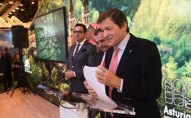 Javier Fernández, junto al director general de Turismo y el consejero de Industria, ayer, en Fitur. 