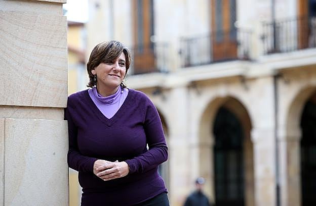 Ana Rivas Suárez, ante la fachada del Ayuntamiento. 