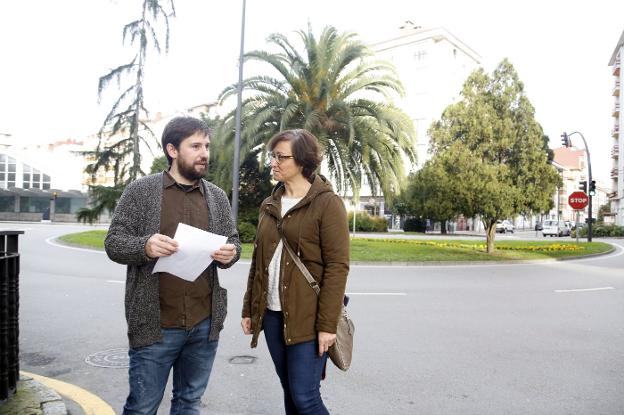 Javier Pintado y Ana Ballester, delante de la palmera ubicada en la plaza de Pelayo, en la Pola. 