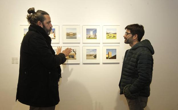 Pablo Basagoiti (a la derecha) muestra detalles de alguno de los cuadrantes de su ciudad.